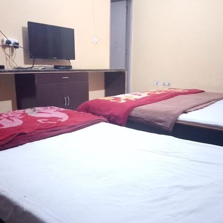 Yash Guest House 01 Minute Walk In Nizamuddin Railway Station New Delhi Exterior foto