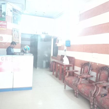 Yash Guest House 01 Minute Walk In Nizamuddin Railway Station New Delhi Exterior foto