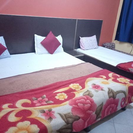 Yash Guest House 01 Minute Walk In Nizamuddin Railway Station New Delhi Exterior foto