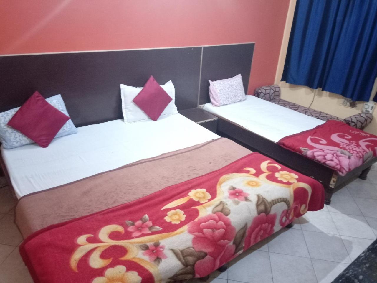 Yash Guest House 01 Minute Walk In Nizamuddin Railway Station New Delhi Exterior foto