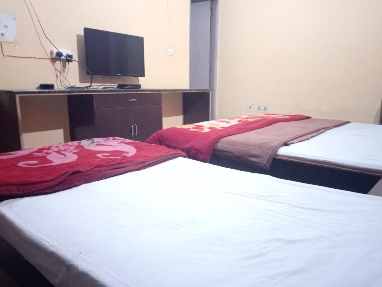 Yash Guest House 01 Minute Walk In Nizamuddin Railway Station New Delhi Exterior foto
