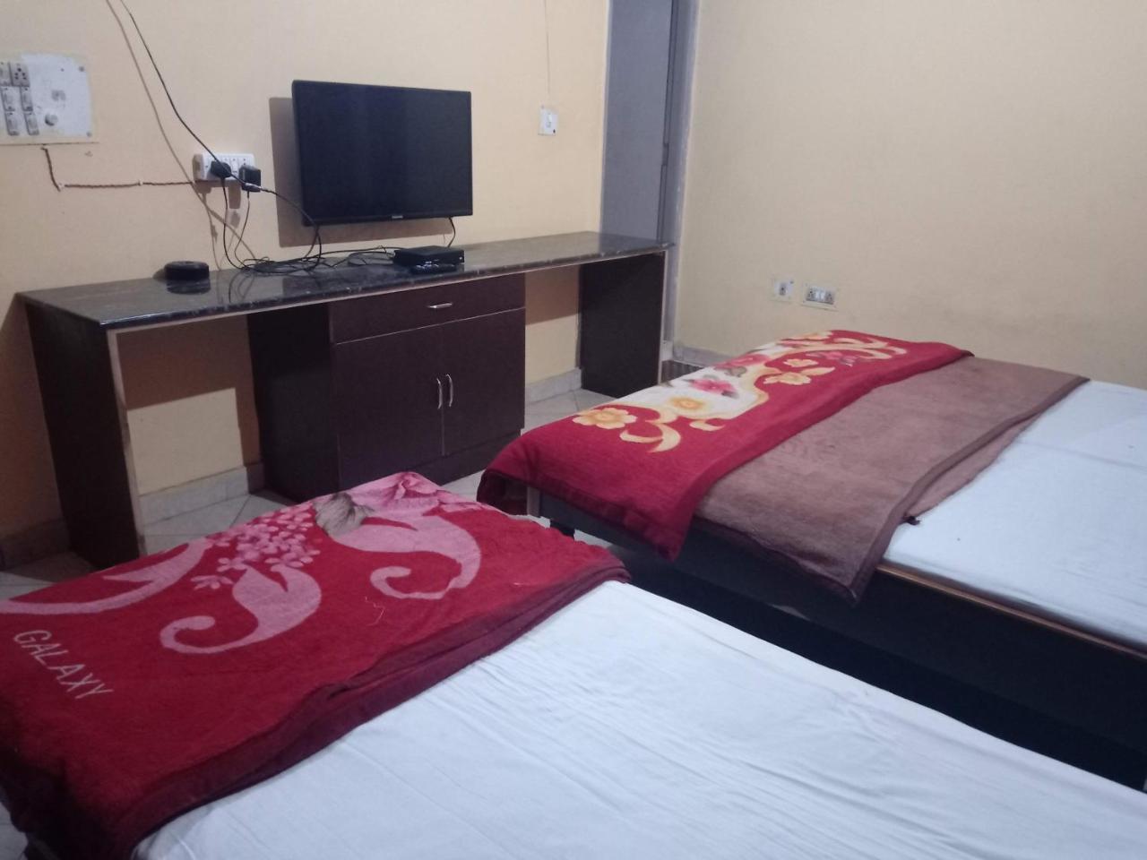 Yash Guest House 01 Minute Walk In Nizamuddin Railway Station New Delhi Exterior foto