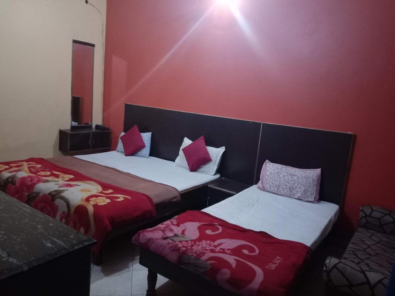 Yash Guest House 01 Minute Walk In Nizamuddin Railway Station New Delhi Exterior foto