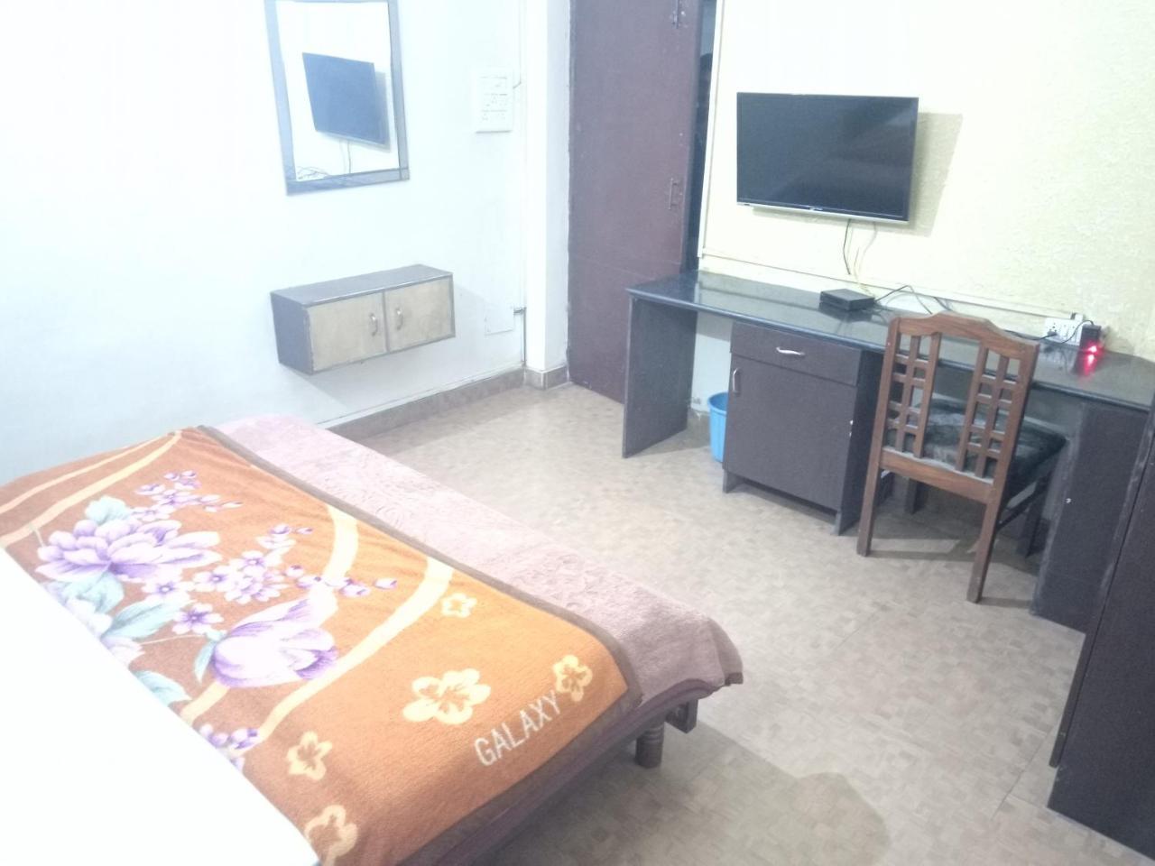 Yash Guest House 01 Minute Walk In Nizamuddin Railway Station New Delhi Exterior foto