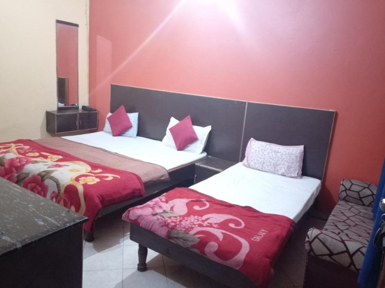 Yash Guest House 01 Minute Walk In Nizamuddin Railway Station New Delhi Exterior foto