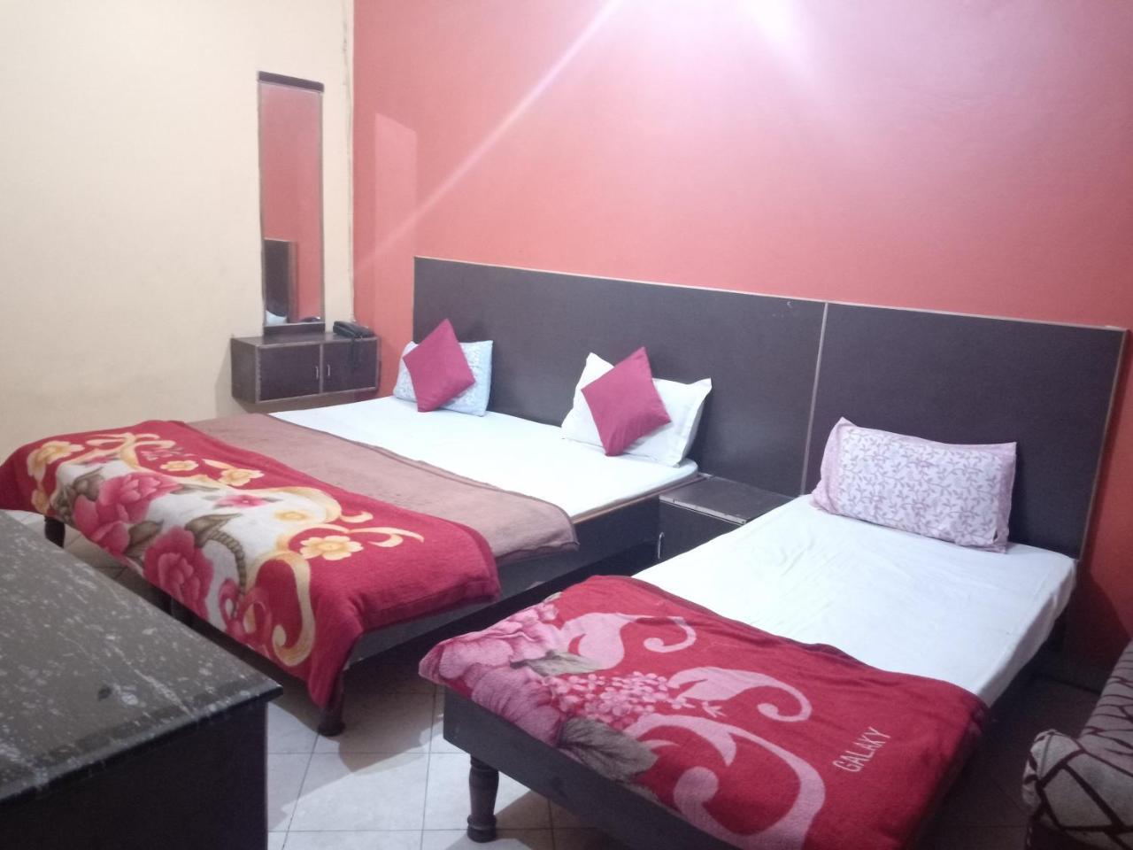 Yash Guest House 01 Minute Walk In Nizamuddin Railway Station New Delhi Exterior foto