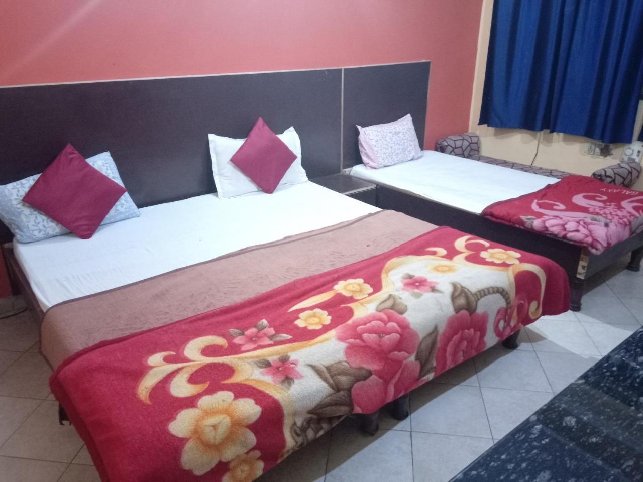 Yash Guest House 01 Minute Walk In Nizamuddin Railway Station New Delhi Exterior foto