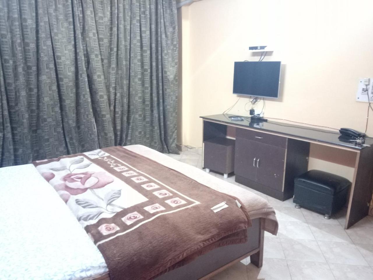 Yash Guest House 01 Minute Walk In Nizamuddin Railway Station New Delhi Exterior foto