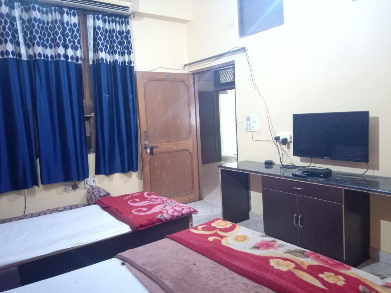 Yash Guest House 01 Minute Walk In Nizamuddin Railway Station New Delhi Exterior foto