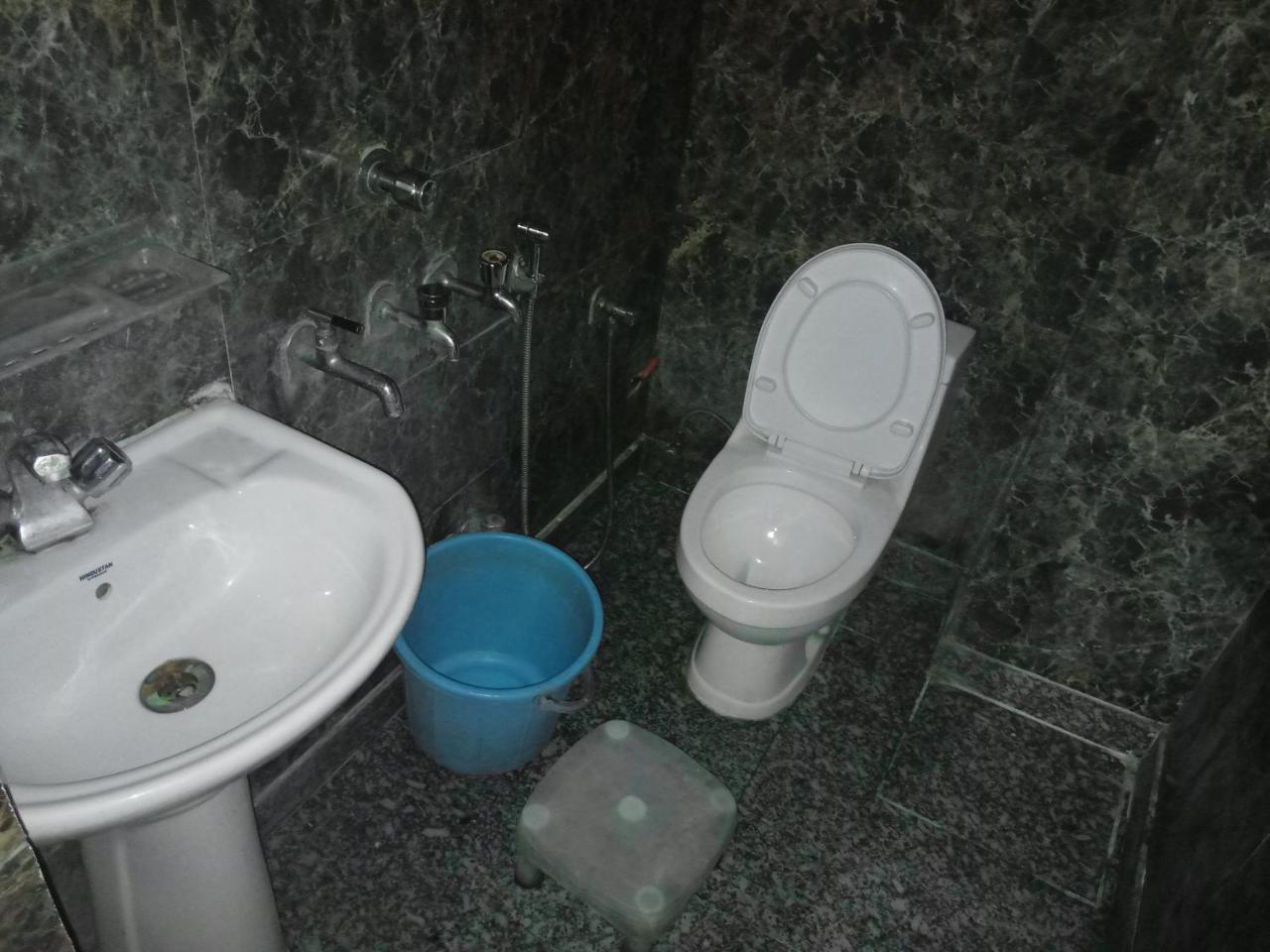 Yash Guest House 01 Minute Walk In Nizamuddin Railway Station New Delhi Exterior foto