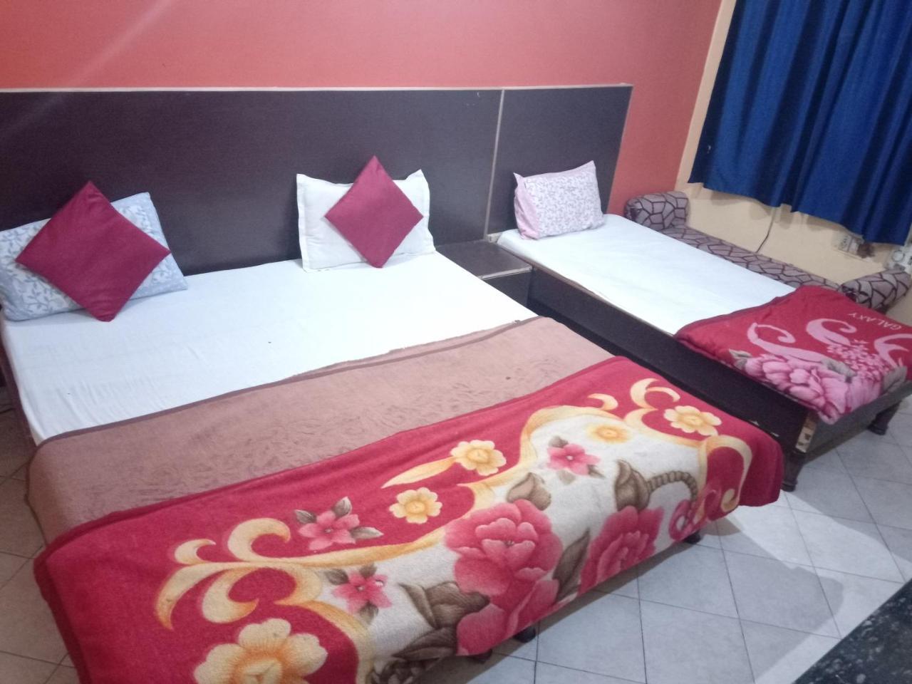 Yash Guest House 01 Minute Walk In Nizamuddin Railway Station New Delhi Exterior foto