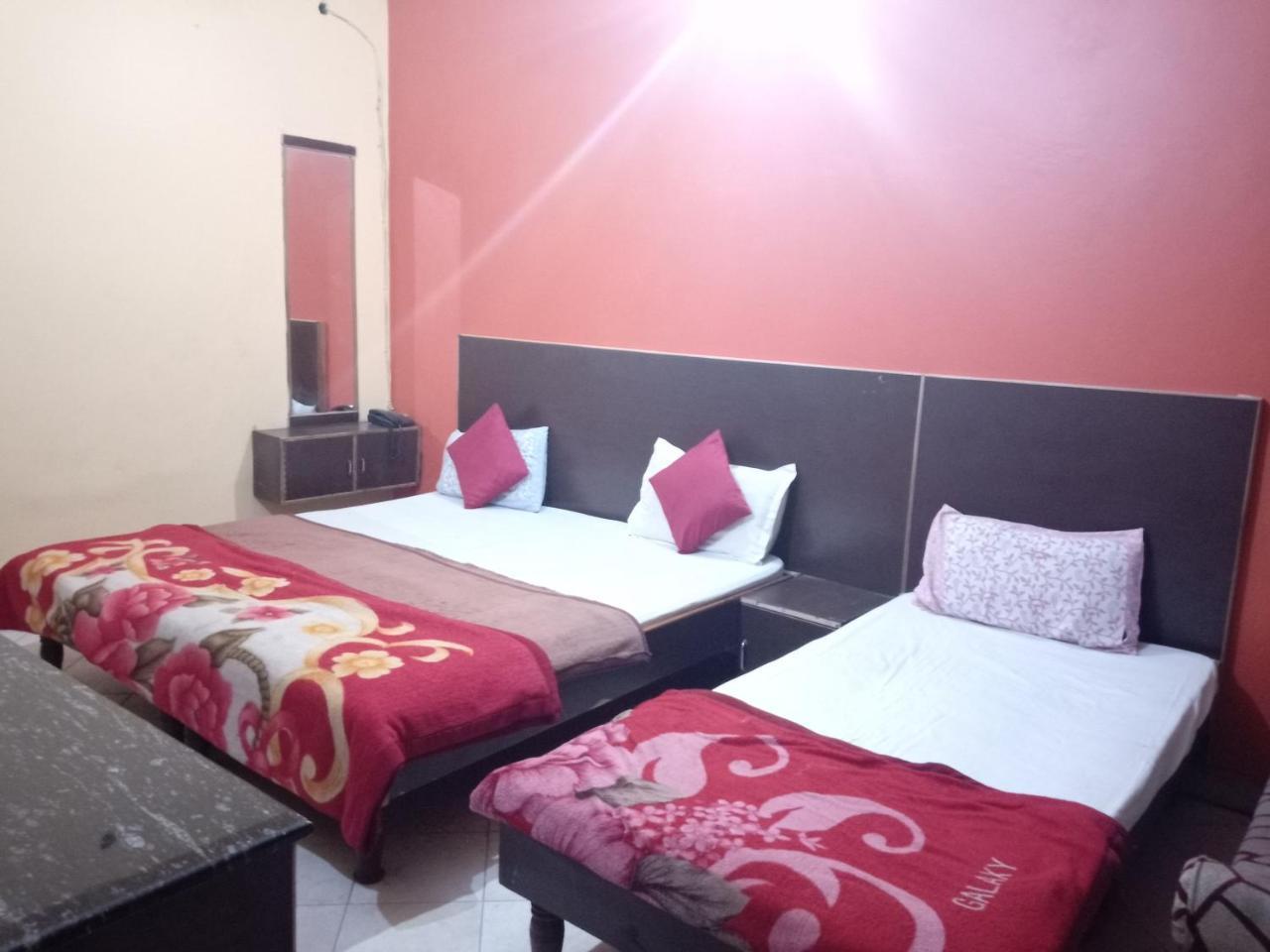 Yash Guest House 01 Minute Walk In Nizamuddin Railway Station New Delhi Exterior foto
