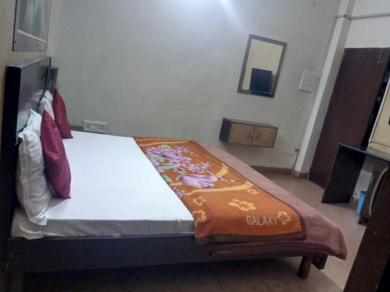 Yash Guest House 01 Minute Walk In Nizamuddin Railway Station New Delhi Exterior foto