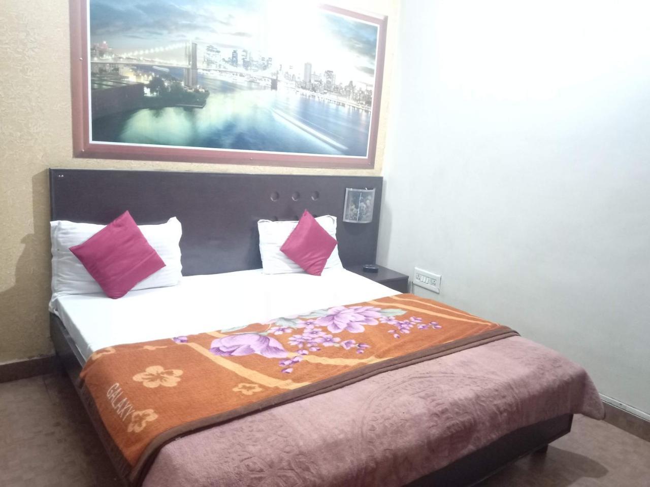 Yash Guest House 01 Minute Walk In Nizamuddin Railway Station New Delhi Exterior foto