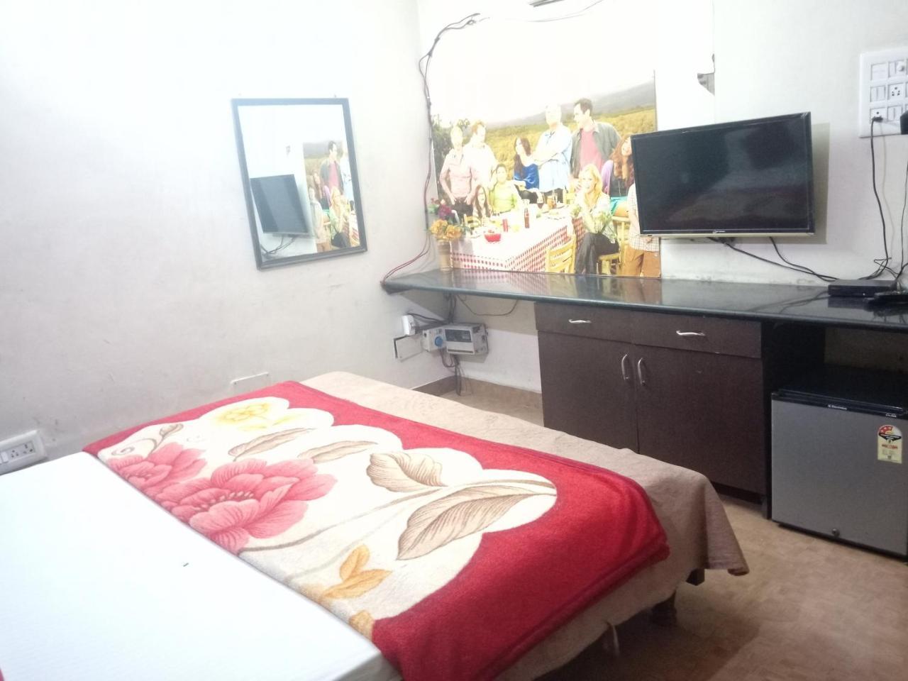 Yash Guest House 01 Minute Walk In Nizamuddin Railway Station New Delhi Exterior foto