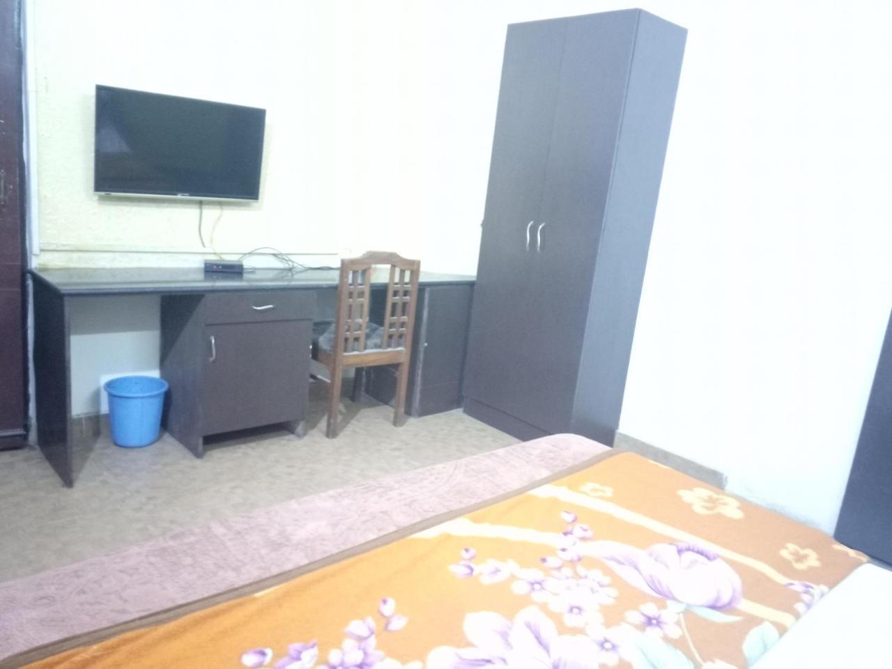 Yash Guest House 01 Minute Walk In Nizamuddin Railway Station New Delhi Exterior foto