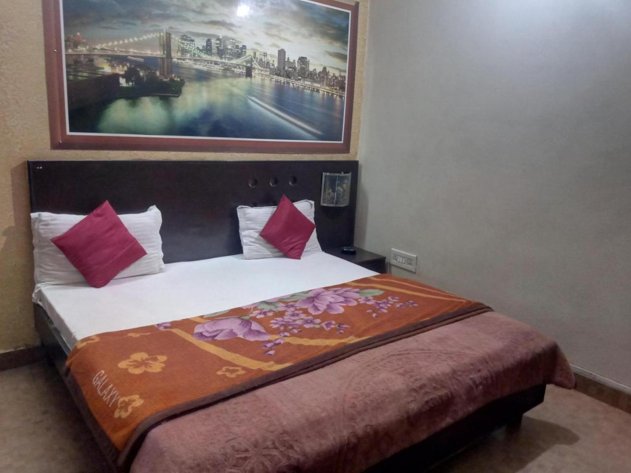 Yash Guest House 01 Minute Walk In Nizamuddin Railway Station New Delhi Exterior foto