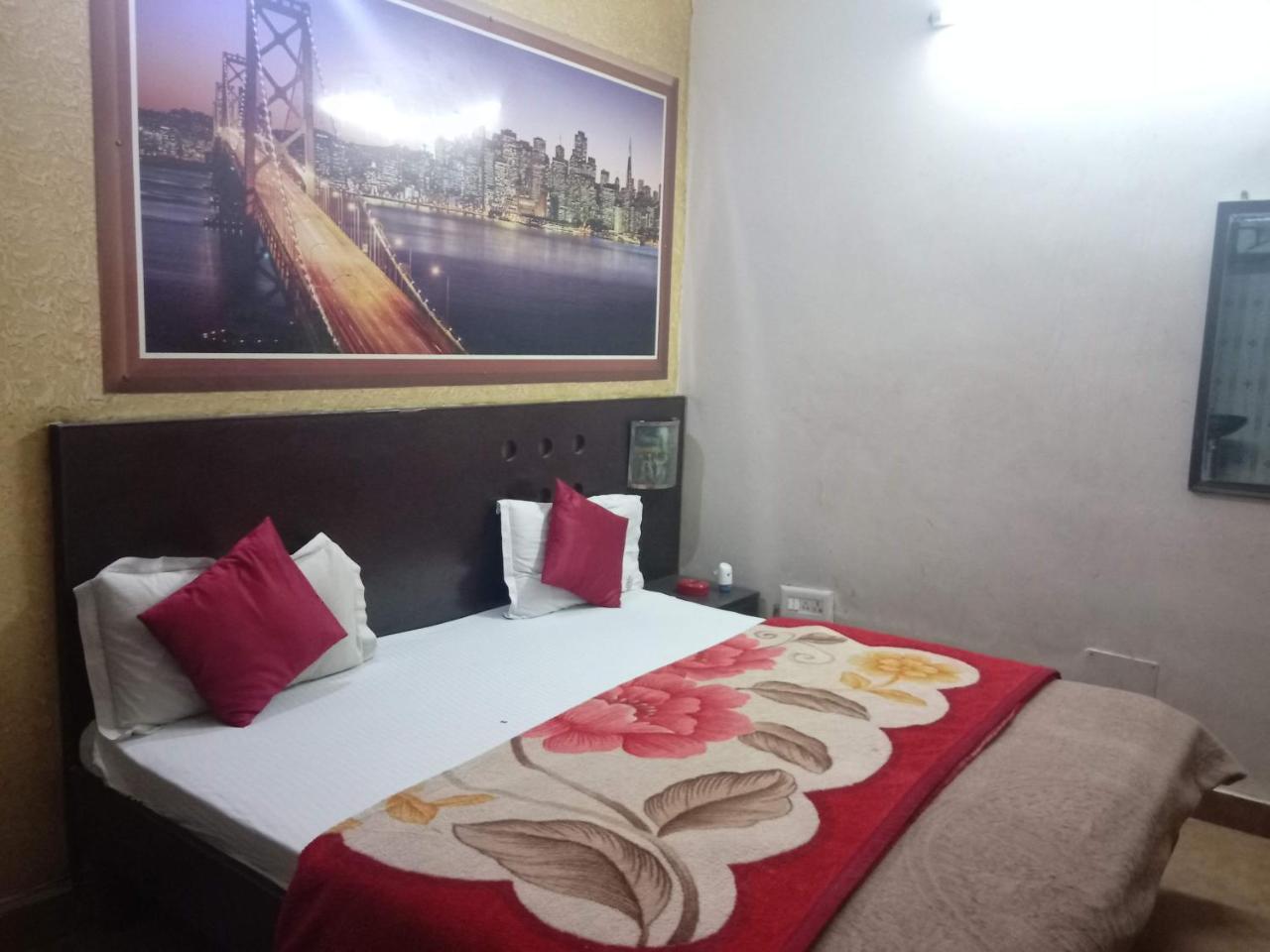 Yash Guest House 01 Minute Walk In Nizamuddin Railway Station New Delhi Exterior foto