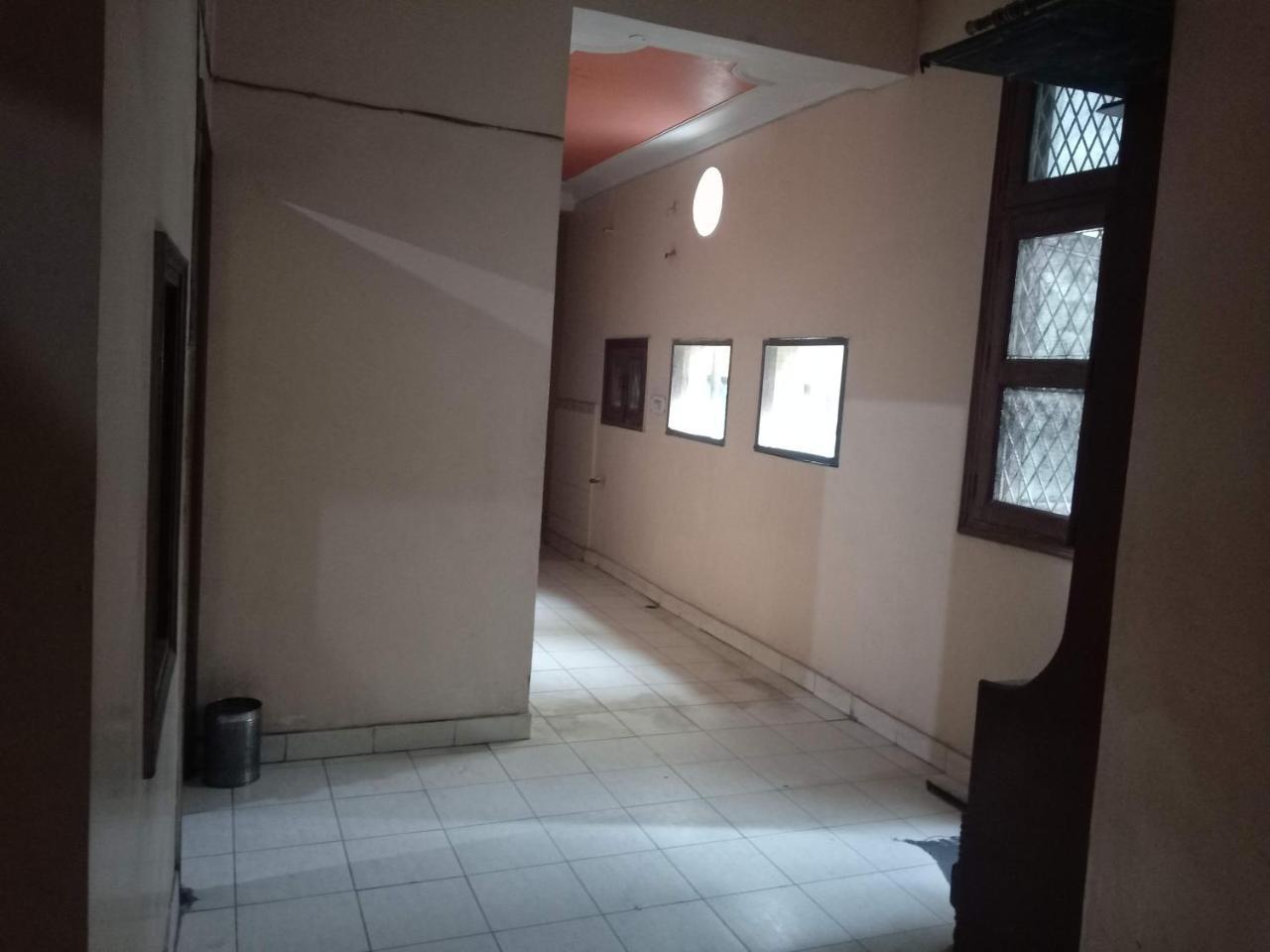 Yash Guest House 01 Minute Walk In Nizamuddin Railway Station New Delhi Exterior foto