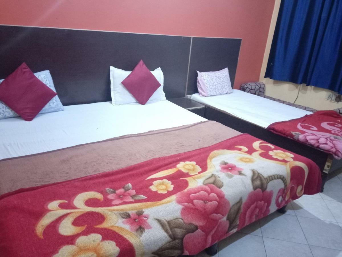 Yash Guest House 01 Minute Walk In Nizamuddin Railway Station New Delhi Exterior foto