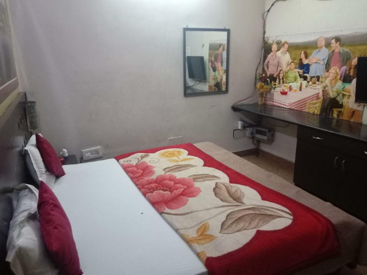 Yash Guest House 01 Minute Walk In Nizamuddin Railway Station New Delhi Exterior foto